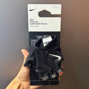 Nike Women's Gym Essential Fitness Gloves